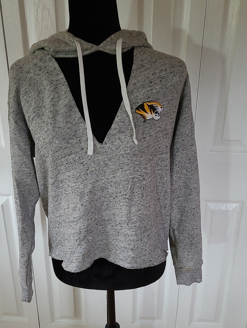 PINK Victoria's Secret Gray V‑Neck Hooded Pullover with Tiger Patch